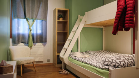 Chambre Mont Royal, Le Petit Baroudeur Champéry © Agence LETS TALK 2024 Chambre Mont Royal, Le Petit Baroudeur Champéry