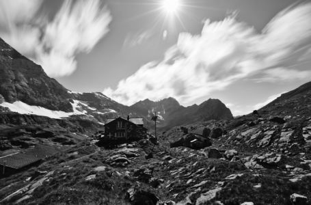 photo en noir et blanc de la cabane de susanfe