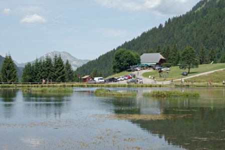 le chalet vu depuis l'autre côté du lac