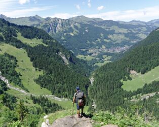 en arrivant en haut du pas d'encel