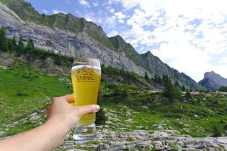 une bière de fin de randonnée avec vue