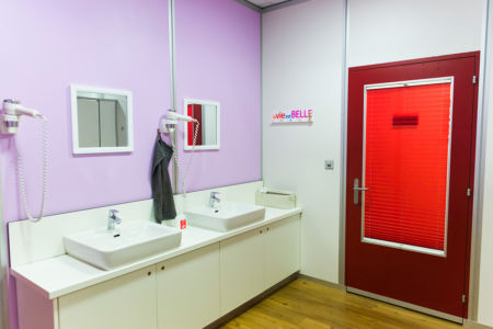 salle de bain tout en couleur